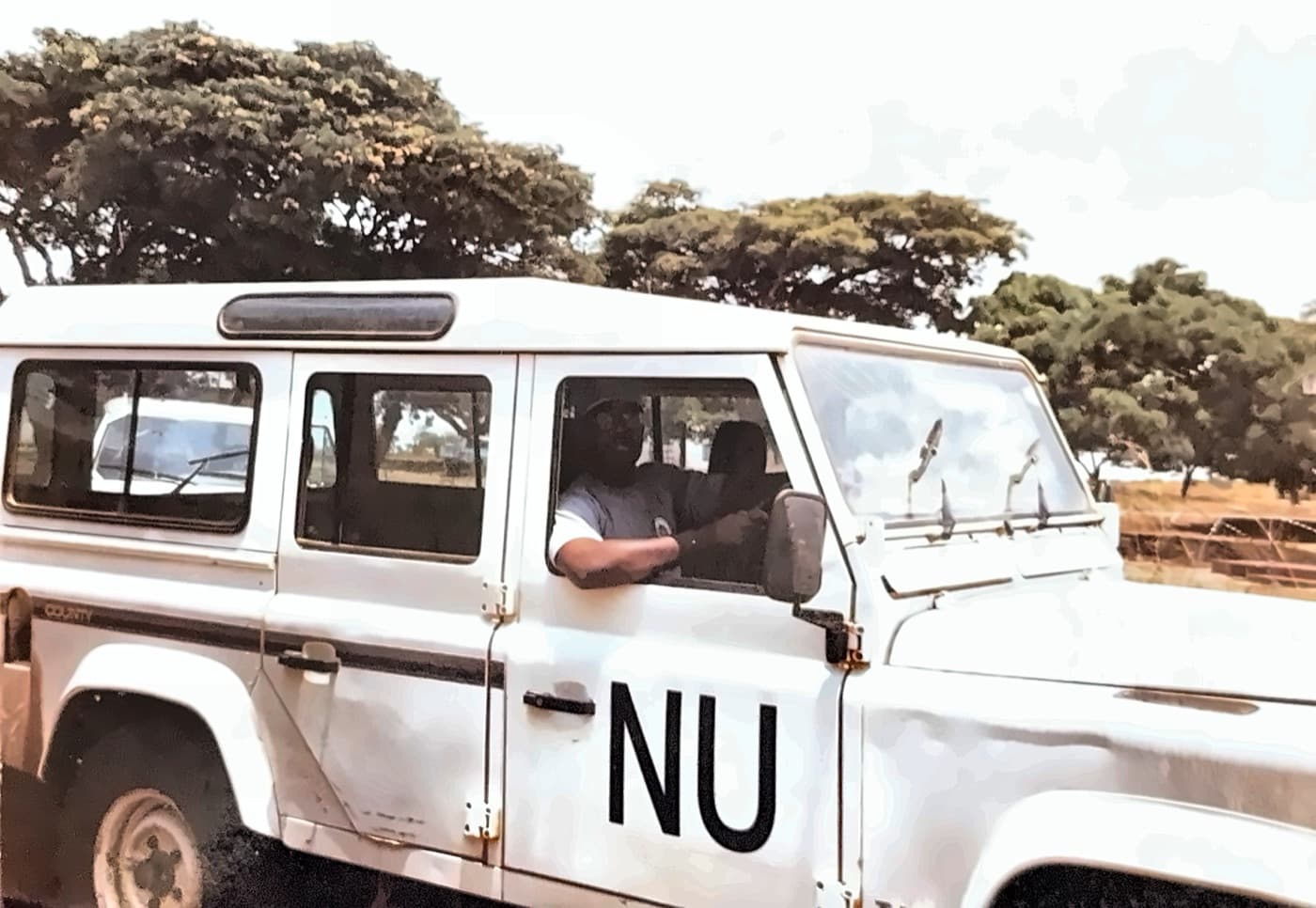 Leonardo ao volante de uma viatura das Nações Unidas em Angola