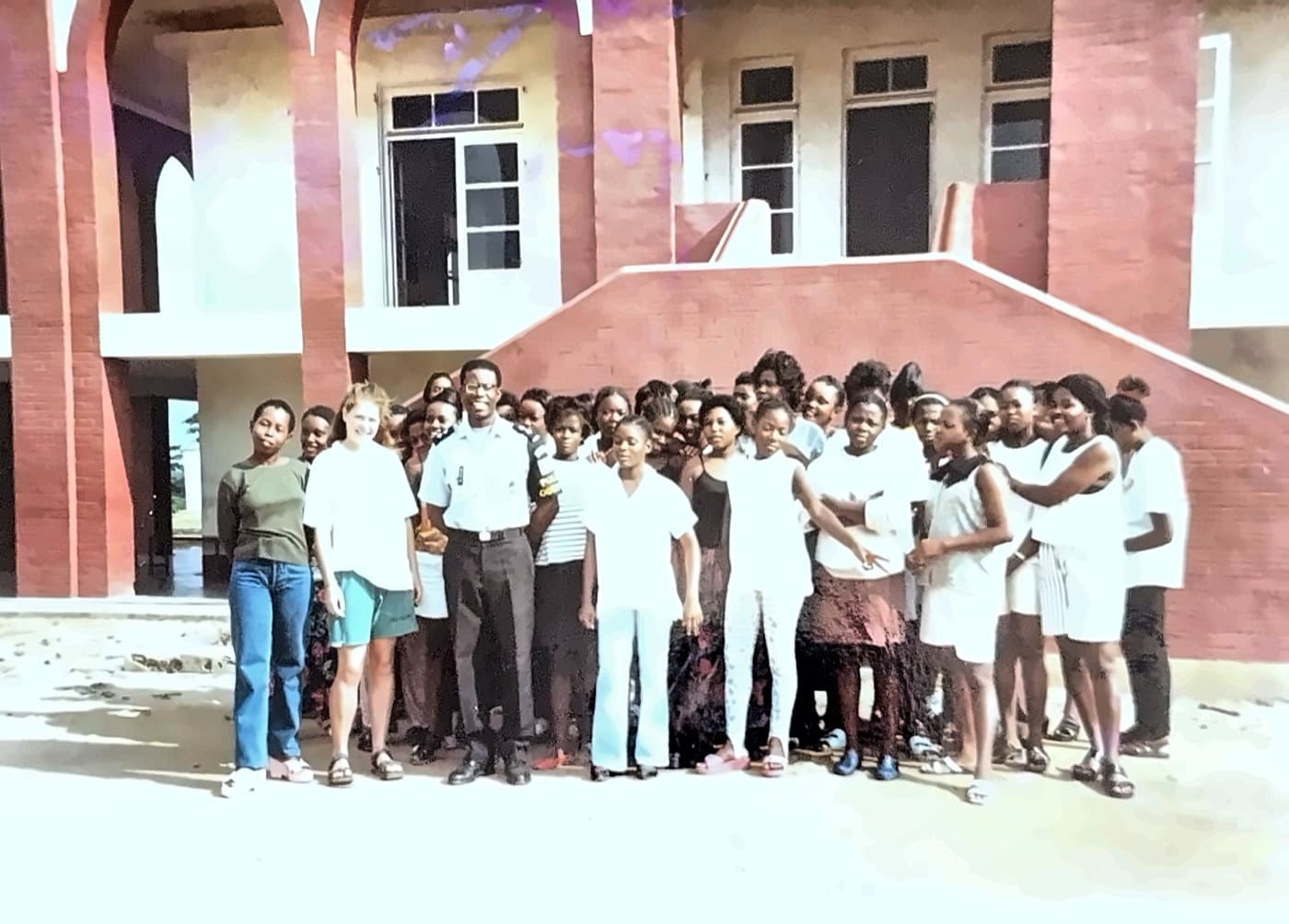 Grupo em uma escola durante a missão
